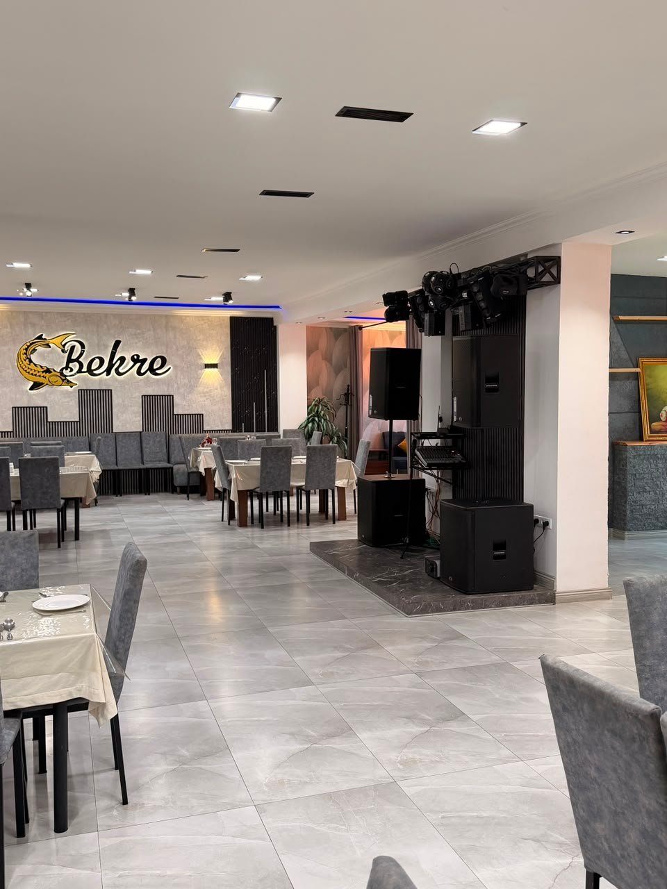 Bekre dining hall with live music stage